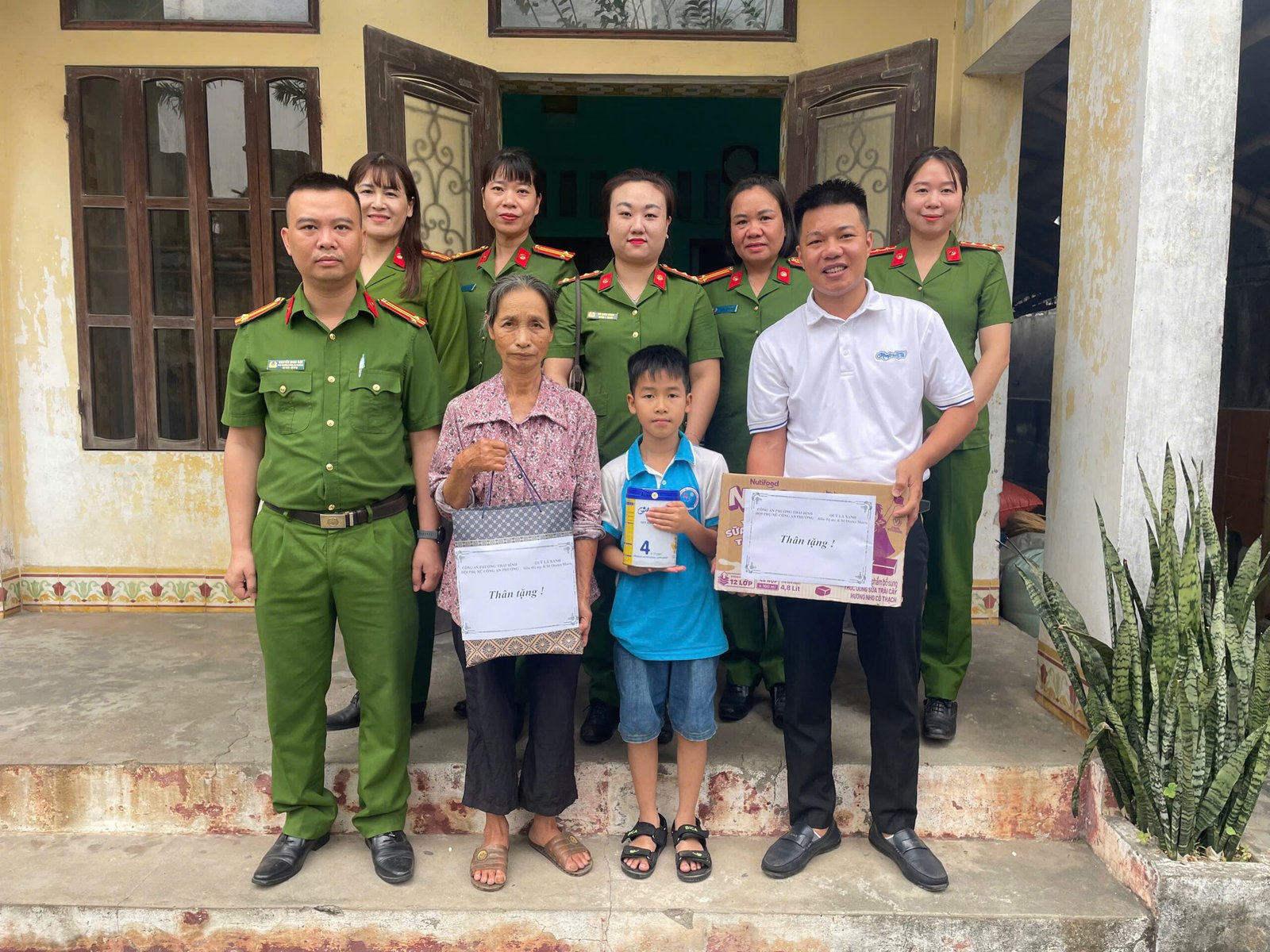 Tháng 05 năm 2026 EID-AUSTRAMILK-OZZIES MARTS  thực hiện trách nhiệm cộng đồng trong chương trình QUỸ LÁ XANH, tại công an phường Thái Bình